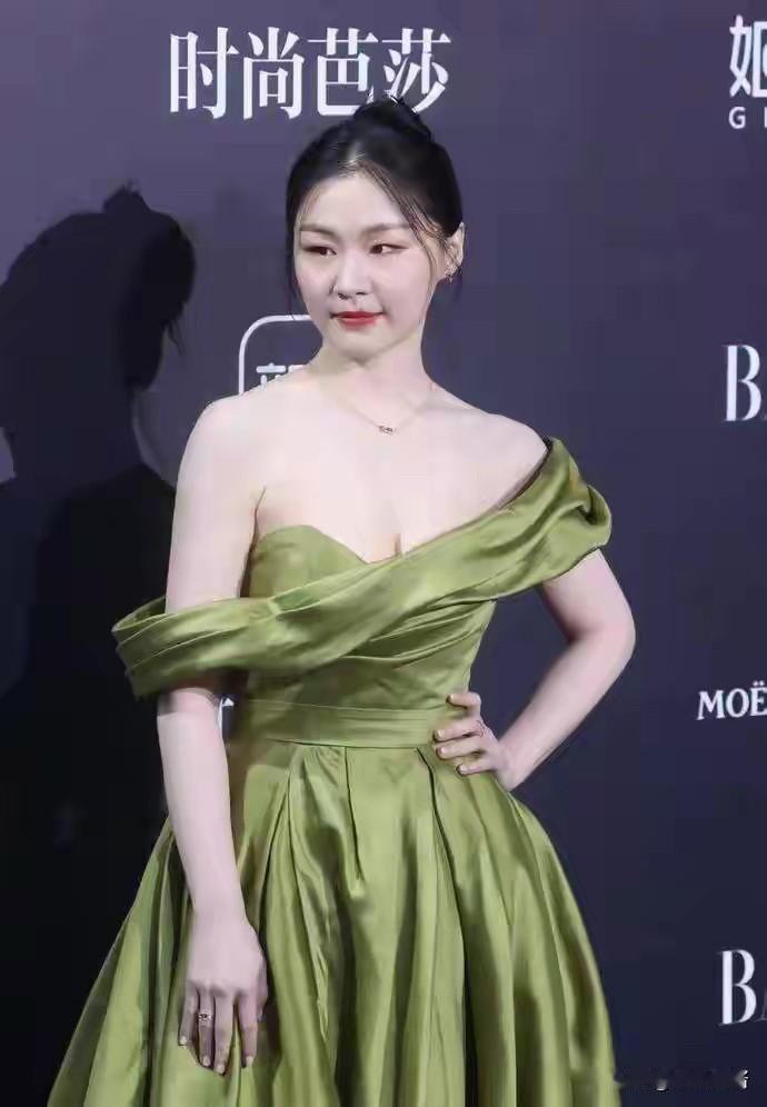 看了金靖的“背景”，才明白，墨镜导演最后为啥没有搞定她32岁的金靖，身高1米