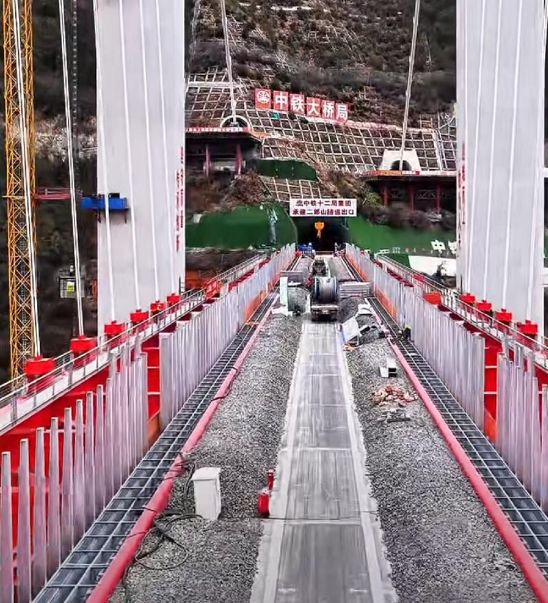 很多人疑惑，川藏铁路修了十多年还没全线通车，其实它不是全部没通，是分段建设、分段