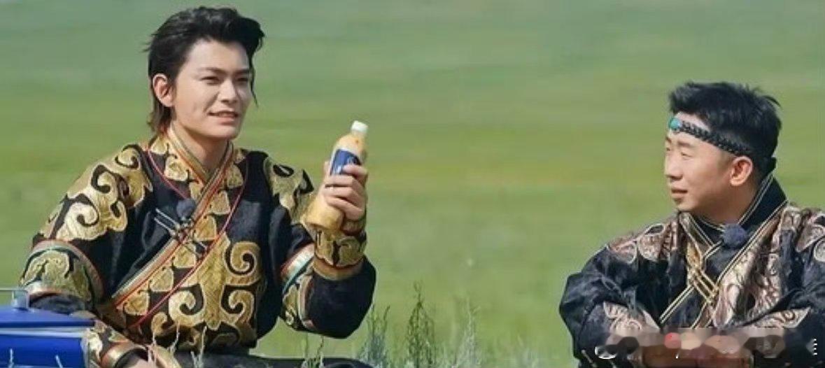 看完丁禹兮和杨迪同框照以后，我觉得杨迪也可以演偶像剧了！