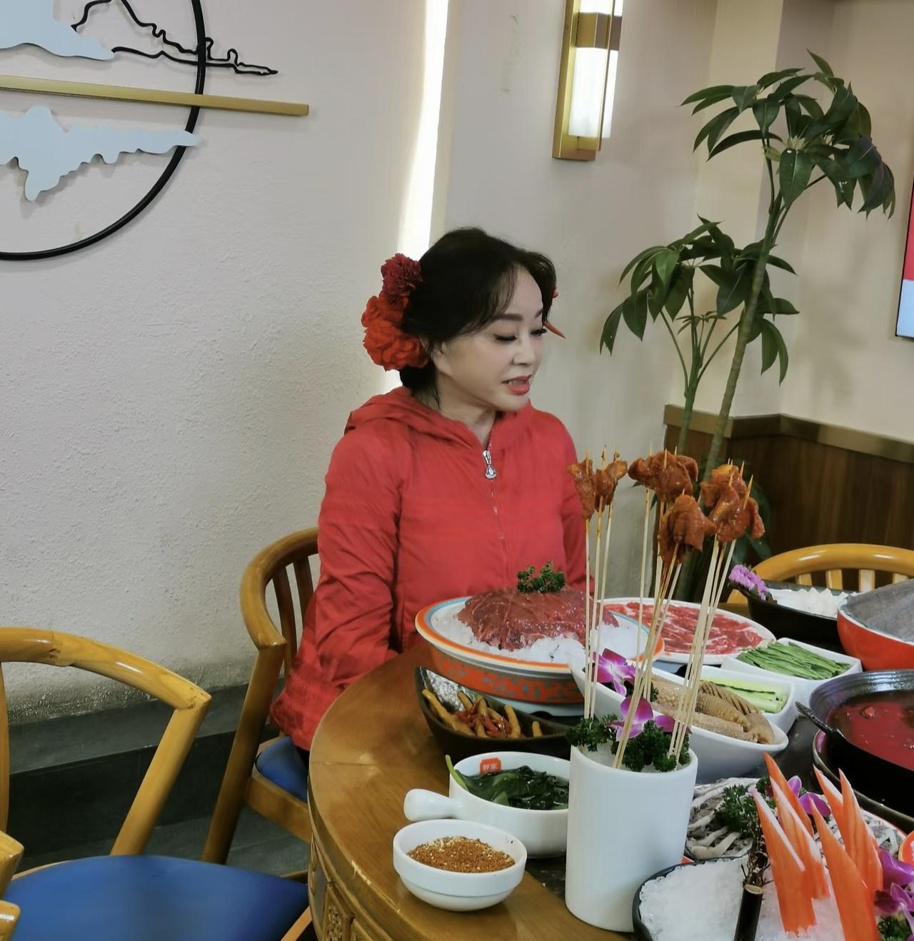 2026年3月8日，75岁的刘晓庆在重庆渝中区戴家巷一家火锅店被路人围住合影，她