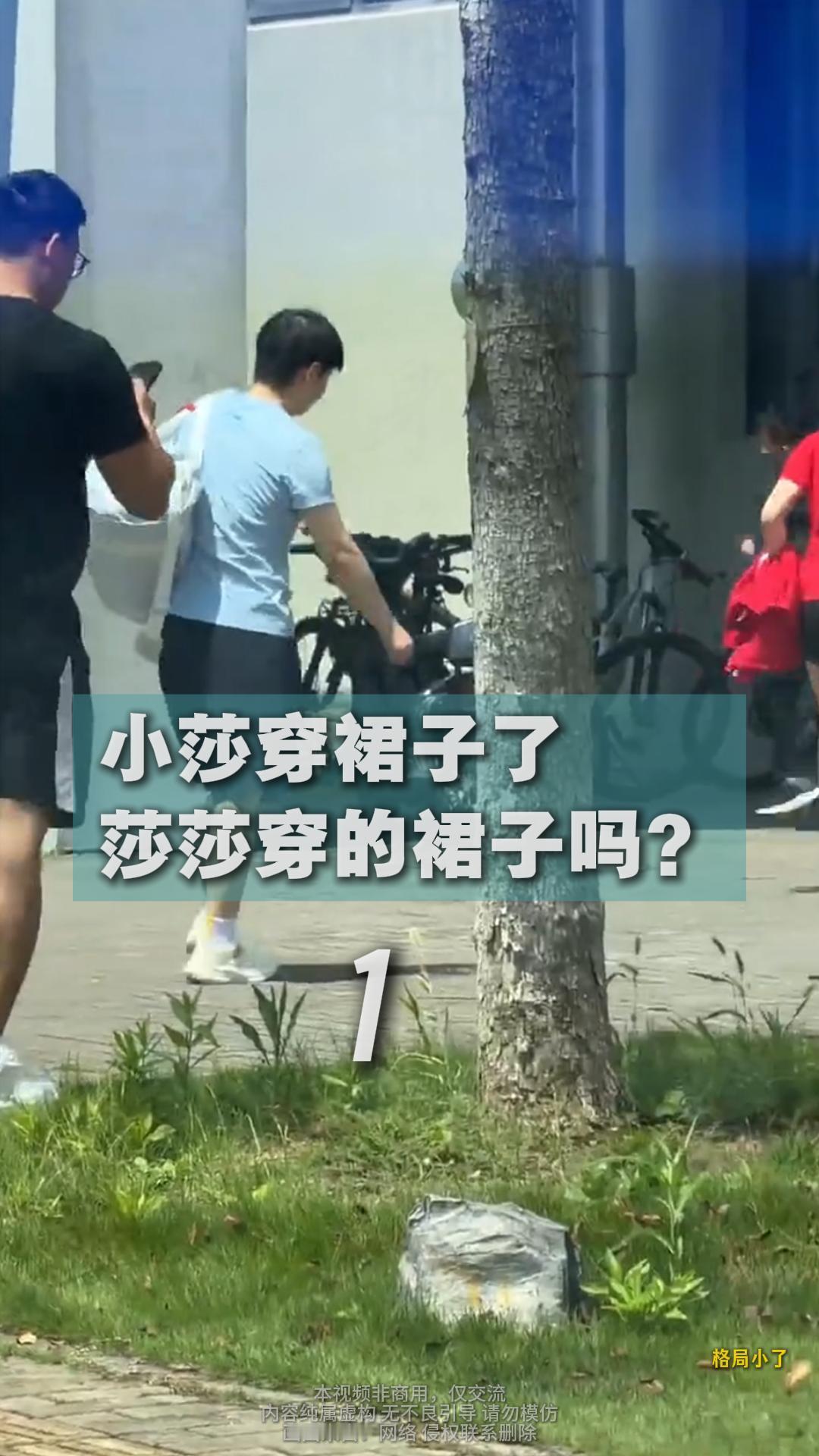 孙颖莎崇明训练日常曝光，整个人看起来很放松。训练场上的认真，休息时的笑容，才是
