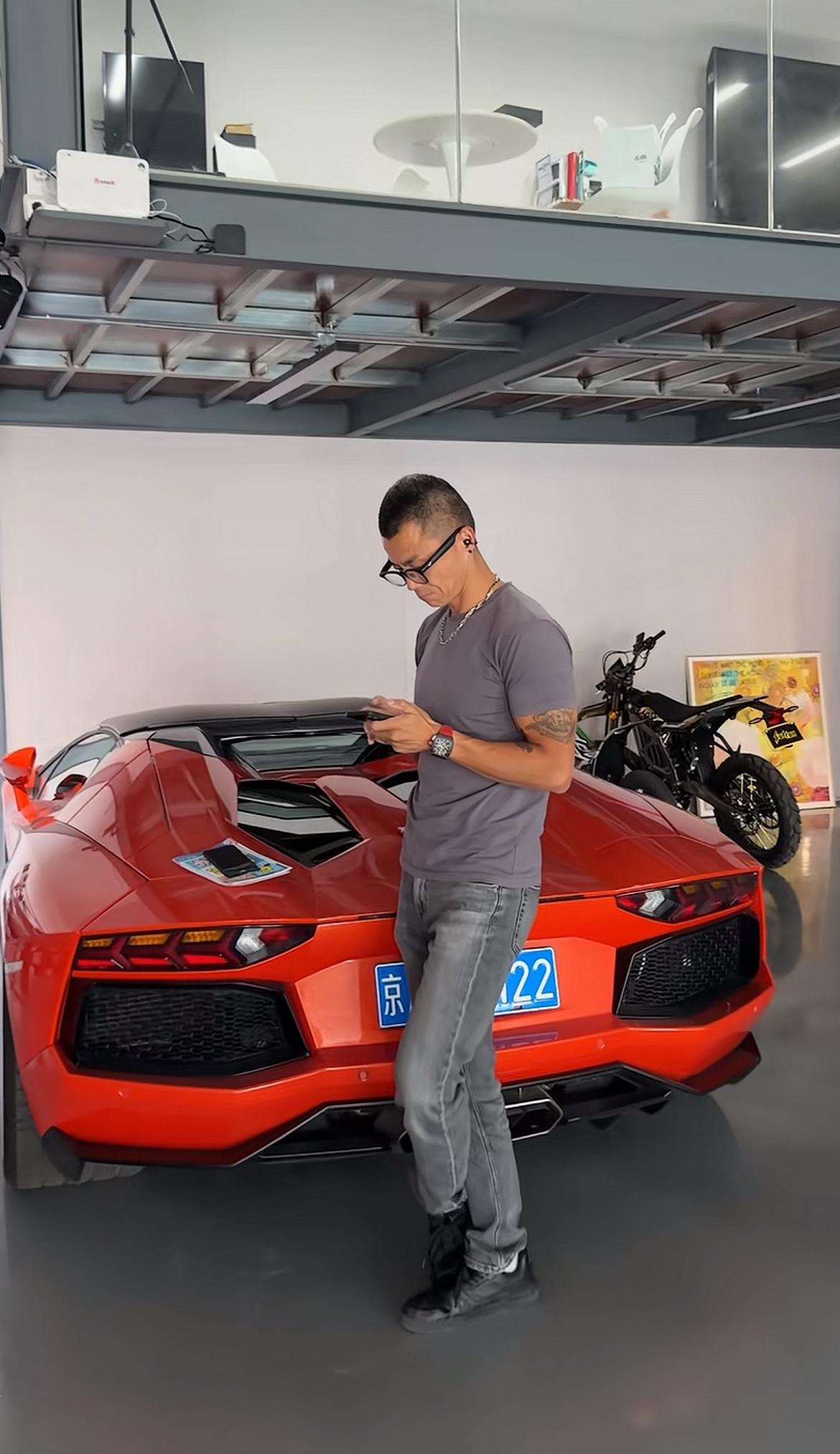 熟悉陈震的人都知道，震哥不将就穿搭，几十块钱的衣服可以一直穿，而且几乎都没有牌子