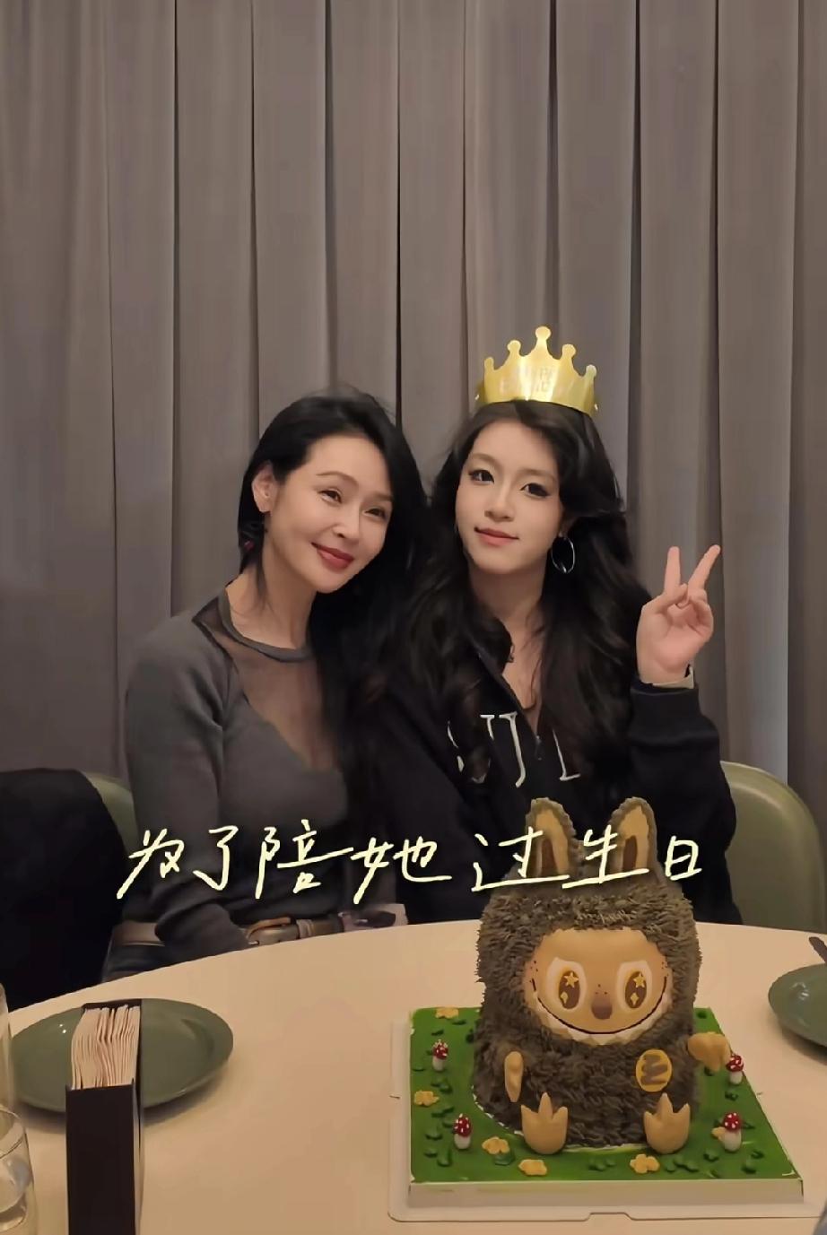 演员于明加的大女儿都17岁了。近日，于明加晒出大女儿萌萌的庆生照，母女俩长得实在