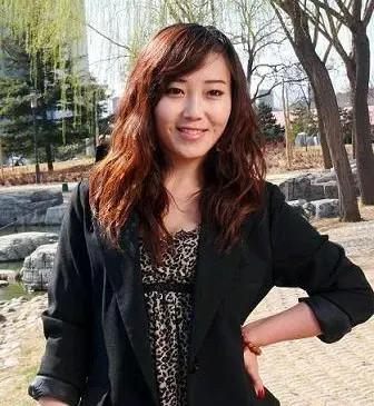 三十三岁的林瑶，每次家庭聚会都像参加一场“婚姻质询会”。亲戚们笑容里带着探询，“