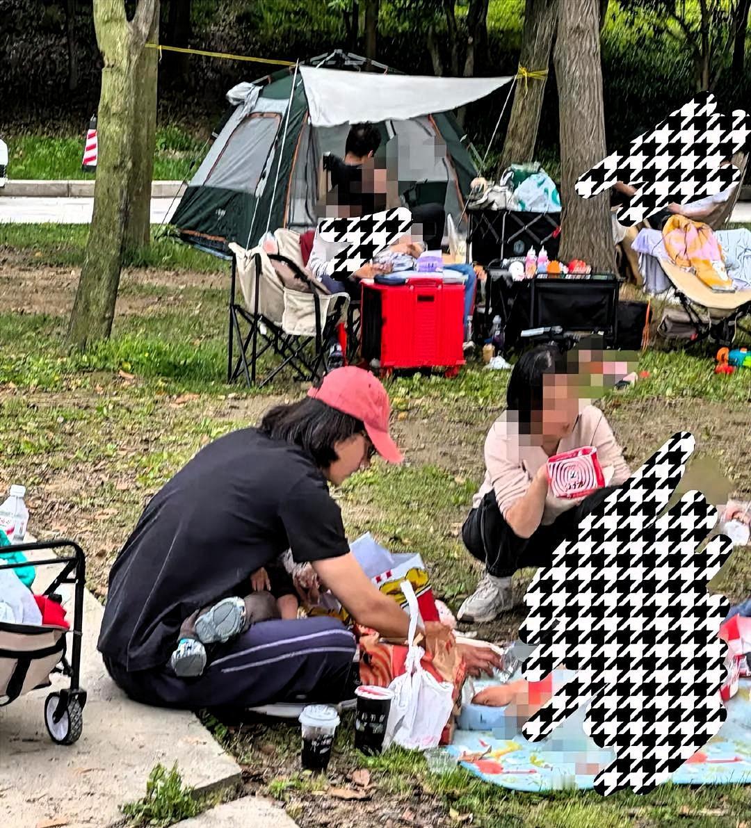 出轨门一个月后，宋宁峰在无锡公园带娃被偶遇。儿子抱在怀里喂饭，女儿蹲旁边玩沙