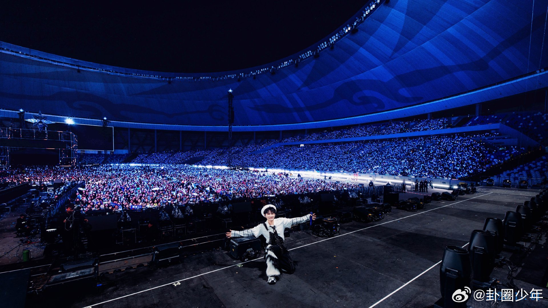 周深成都演唱会大合照周深分享演唱会大合照周深成都演唱会大合照太戳心！全场观众举着