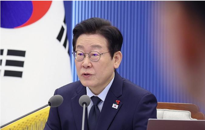 李在明回国后，立即展现铁腕手段。他将反对党的“毒舌议员”金美娜移交检方，理由是后