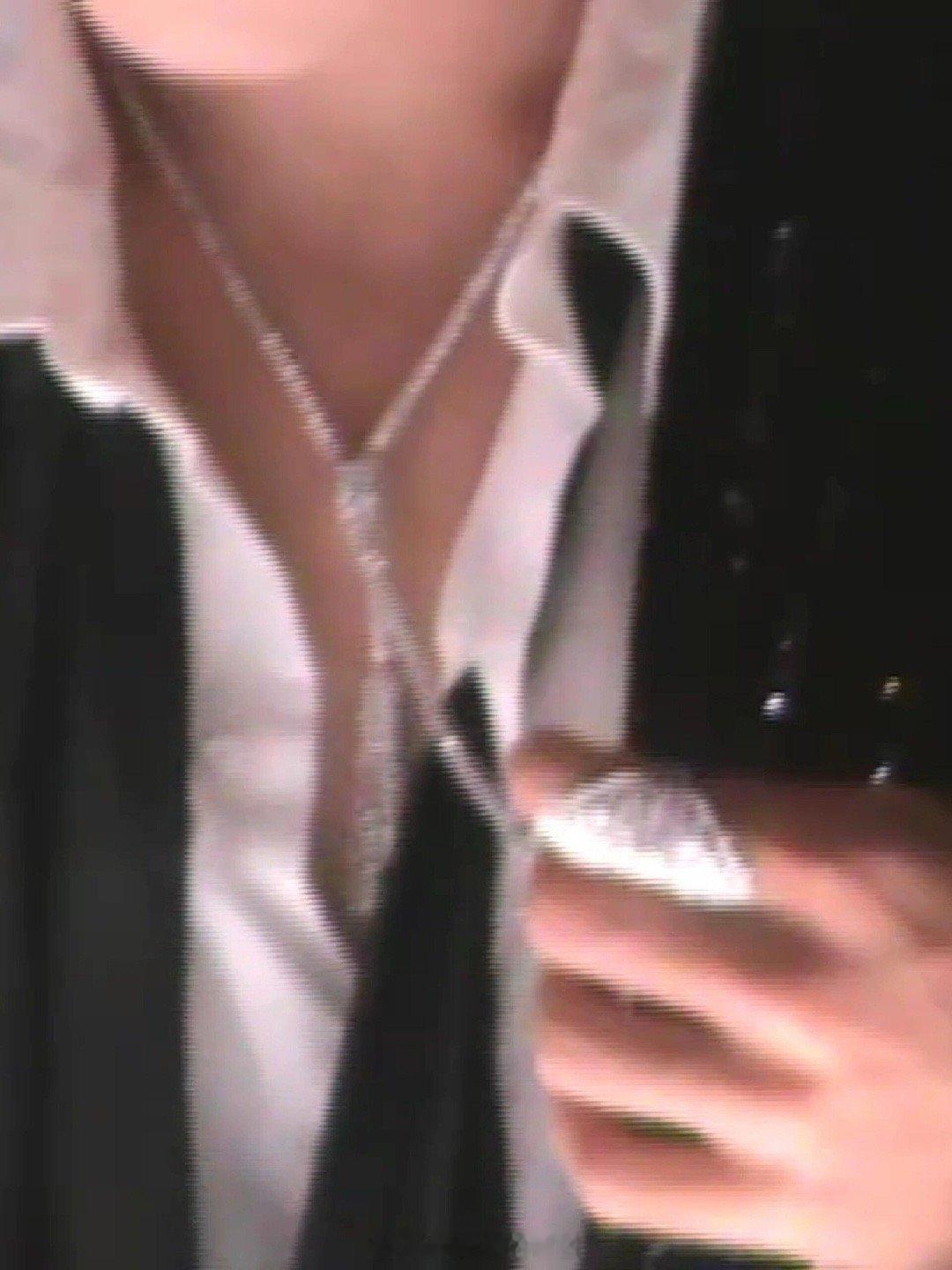 肖战戴项链真是又神性又让人把持不住，禁欲中带点se气