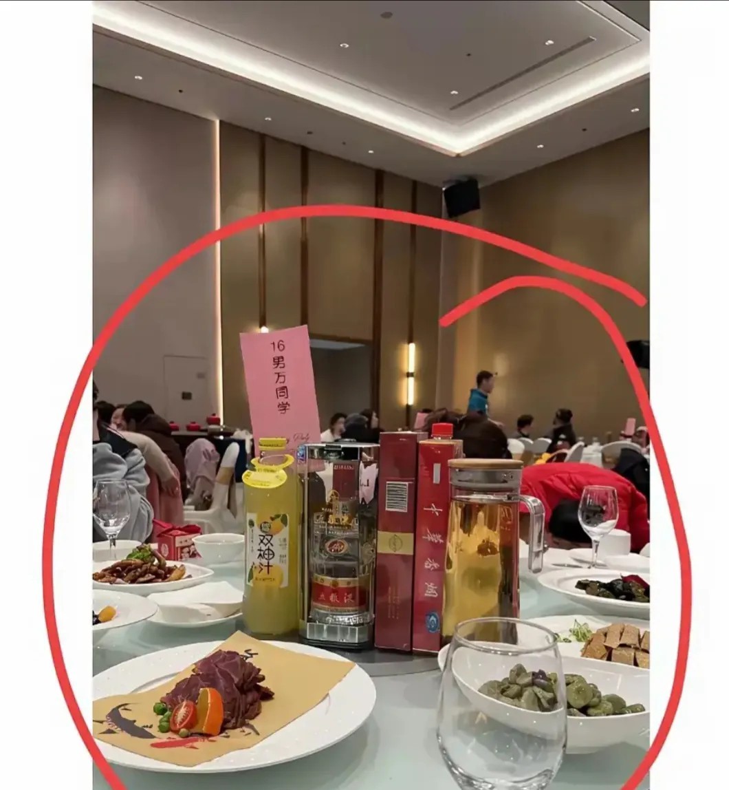 同学儿子结婚随了二百是不是有点少了呢