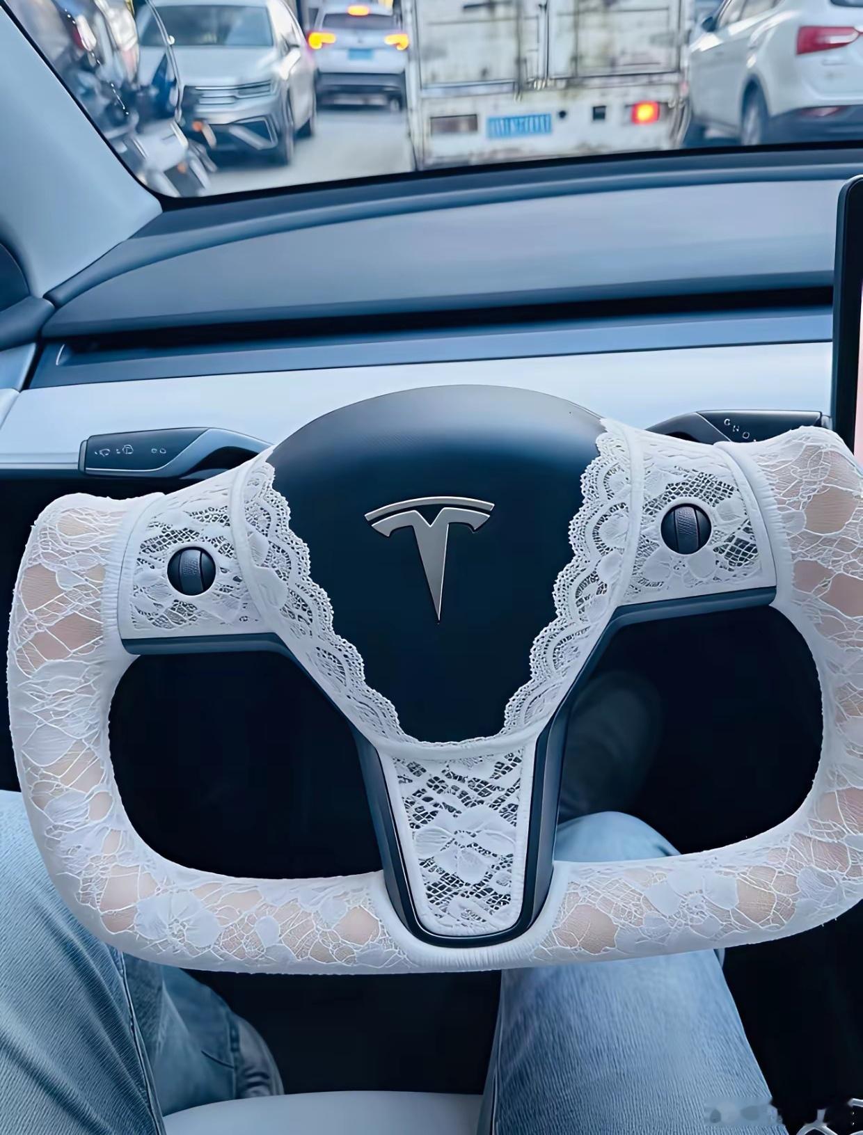 我开这个同事的车，我都不好意思握这方向盘了！