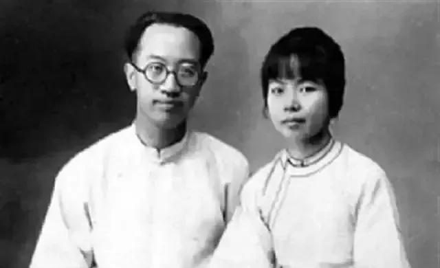 1922年，闻一多回家结婚，因嫌弃妻子没读过书，大婚当日，他不洗澡不换衣、不迎接
