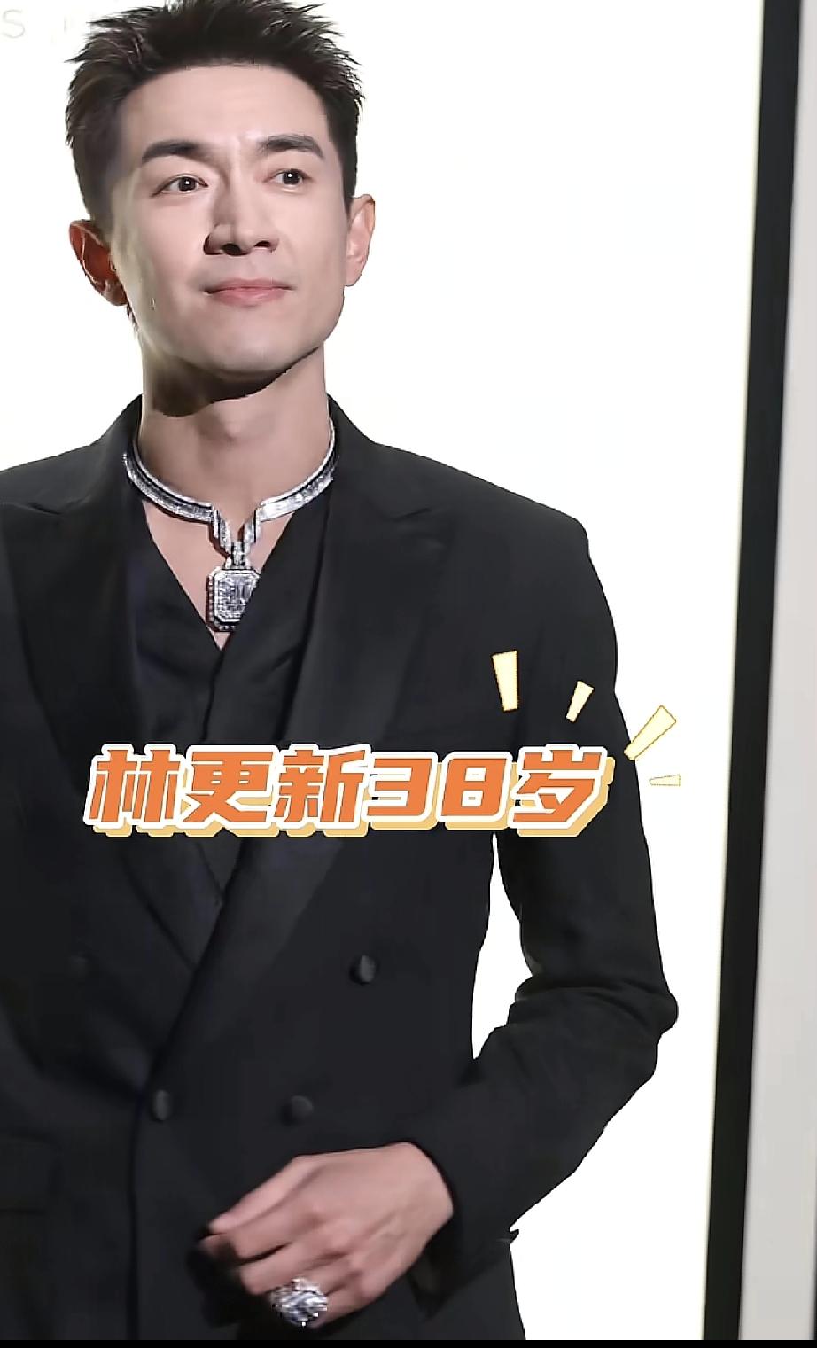 林更新啊，这是把人家镇店之宝带身上了吗？他这个大钻戒，大项链，太抢镜头的。如果