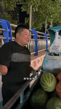 尝完西瓜不付钱转身进饭店，众人以为遇到无赖，结局却戳中无数人内心街头一个残