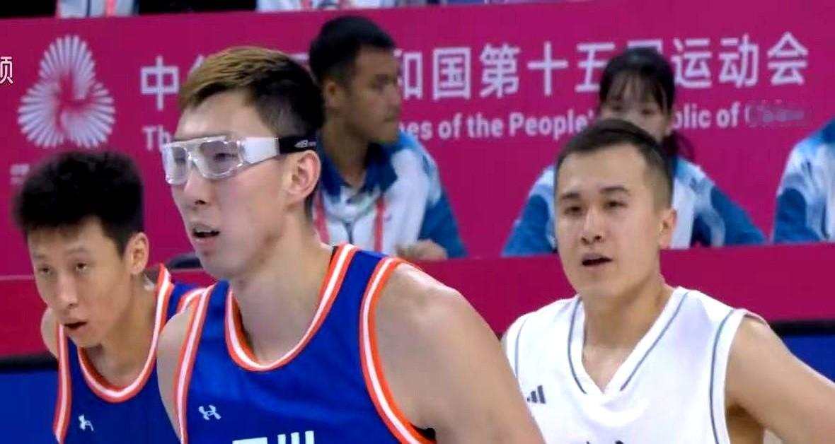 四川男篮在全运会半决赛输给浙江队，败因除了比赛本身，还在战术。比赛中，尽管队里的