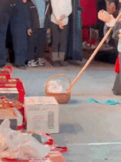 这也太侮辱人了吧？当两位戏曲演员跪在台上，等待观众们打赏的时候，突然从舞台后面冲