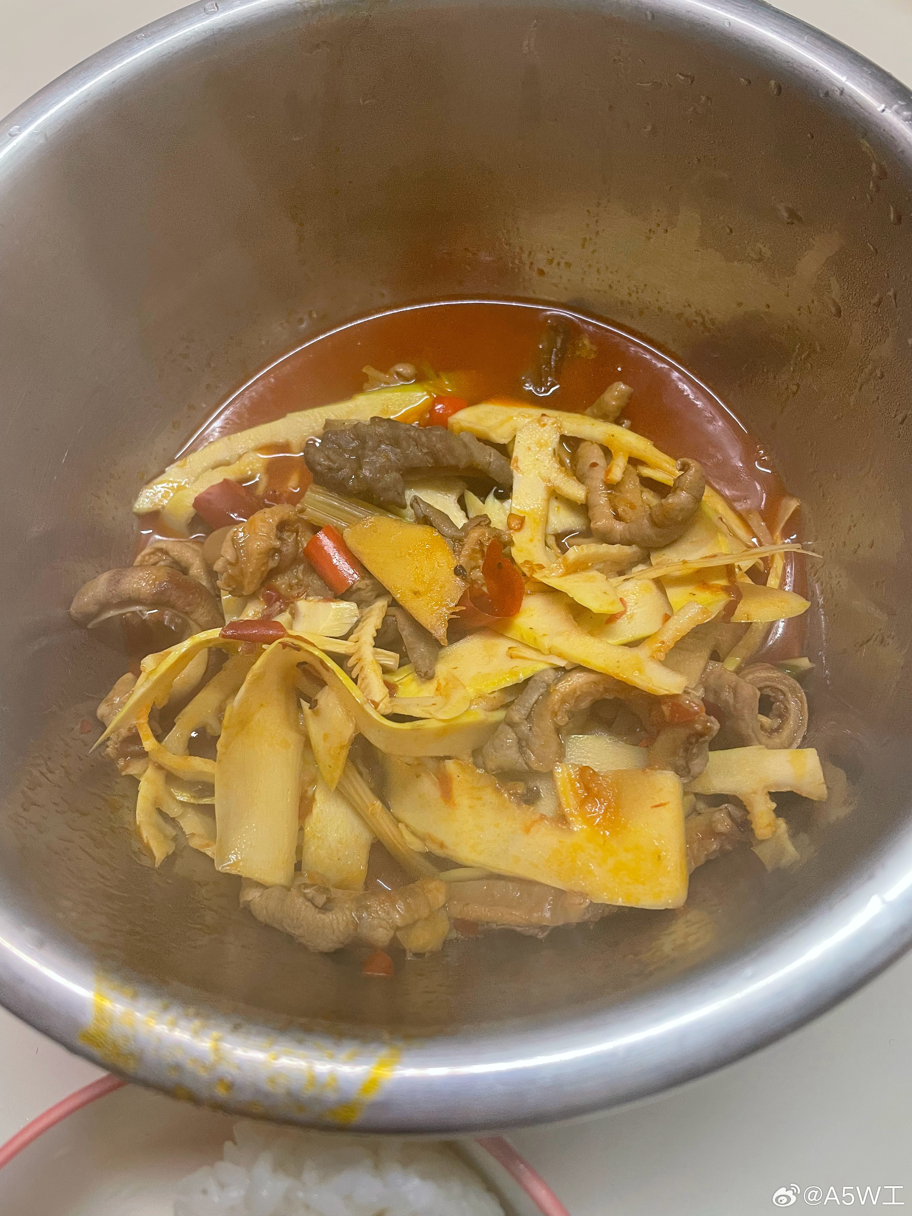 还是回家的口味适合我，就随便一个不锈钢盆装的随手一拍