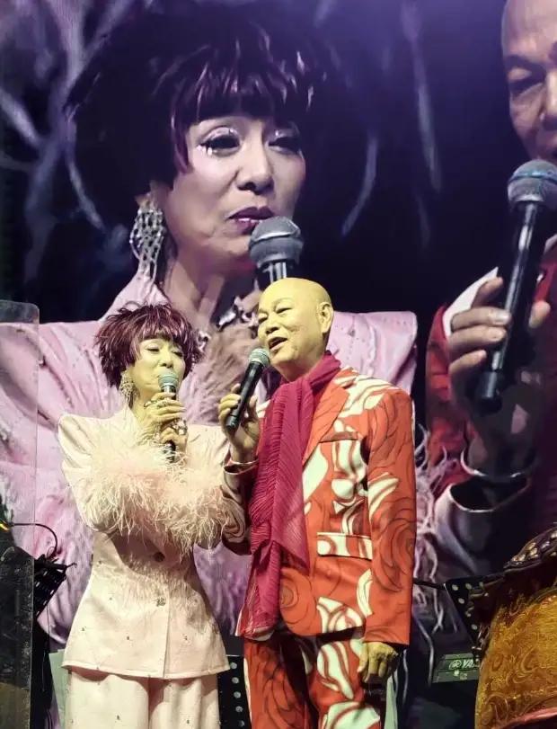 米雪开演唱会了，精神状态还是很不错的，但是真的老了，青筋暴起，也瘦的不得了！以
