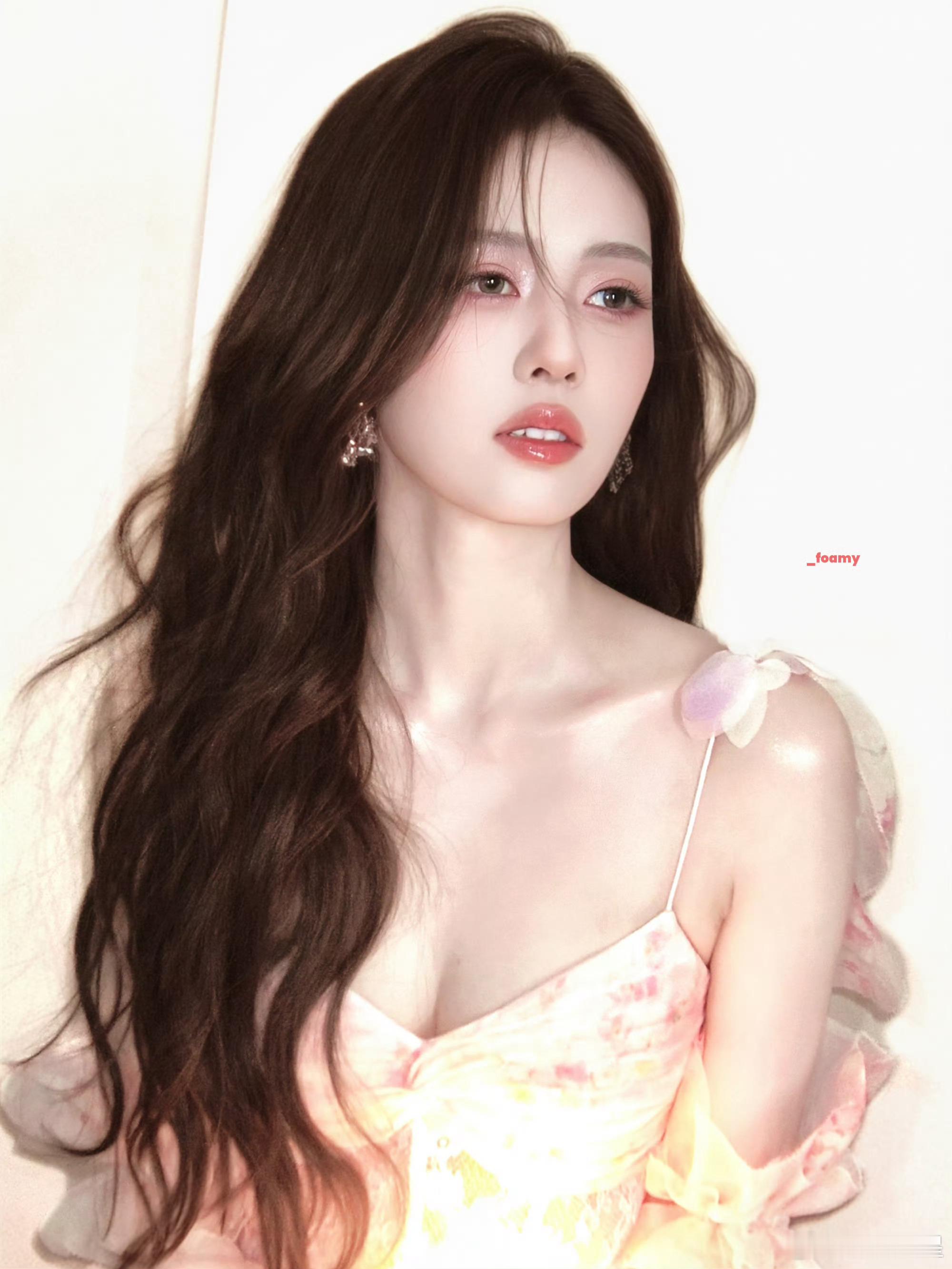 看点美女洗洗眼睛白鹿