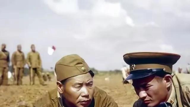 我国曾在1965年取消军衔制。原因是要求“官兵一致”。毛主席一直说，肩上装上板