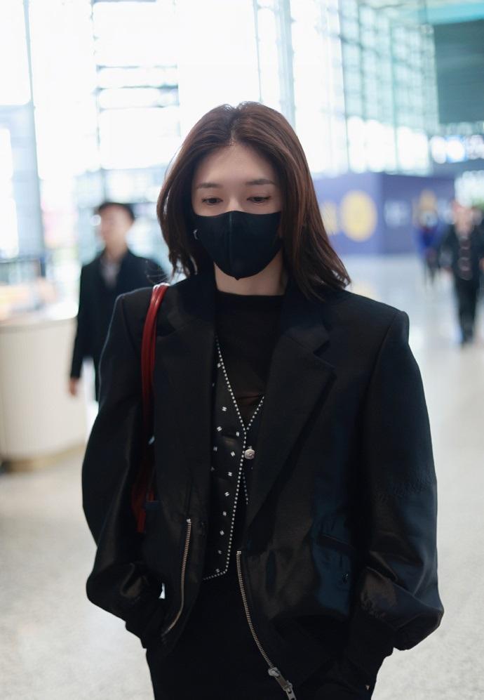 最近江疏影现身机场的时候搭配了一身黑色的衣服，看起来潇洒又迷人。江疏影里面穿