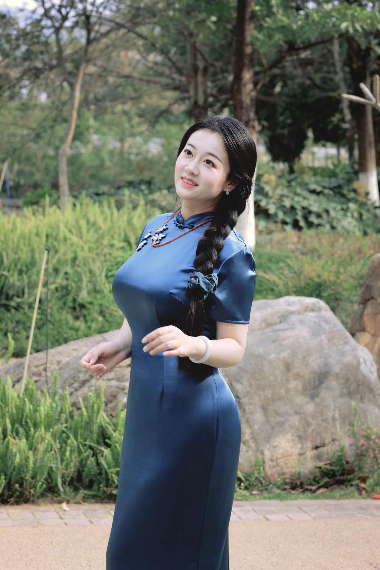 柔中藏力，静中生长。旗袍