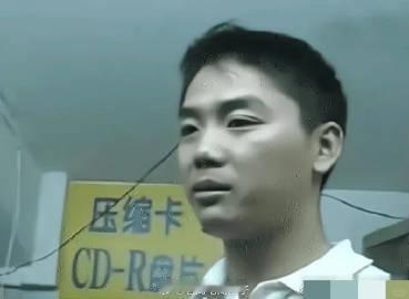 1998年在中关村摆摊的刘强东，看起来是那么青涩而普通，谁能想到日后成为了电商巨