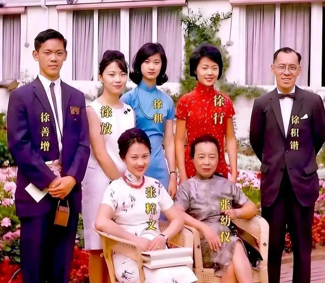 1962年，徐志摩原配夫人张幼仪和子女合影。过六旬的张幼仪身着旗袍，神情沉静从