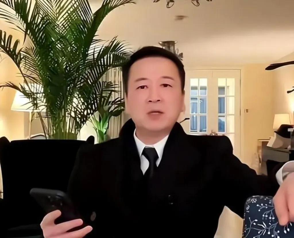 赖文峰出狱后，借直播频繁消费与杨钰莹的旧情，当着现任妻子面大谈“此情可待”，甚至
