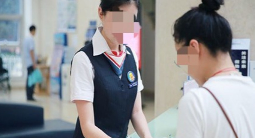 贵州贵阳，34岁女子到银行修改银行密码时，银行给女子开了一个个人养老账户。事后，