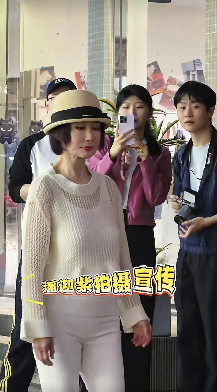 81岁潘迎紫从美国洛杉矶飞回四川成都，在街头穿白色衣服觉得显老，于是转头换了粉色