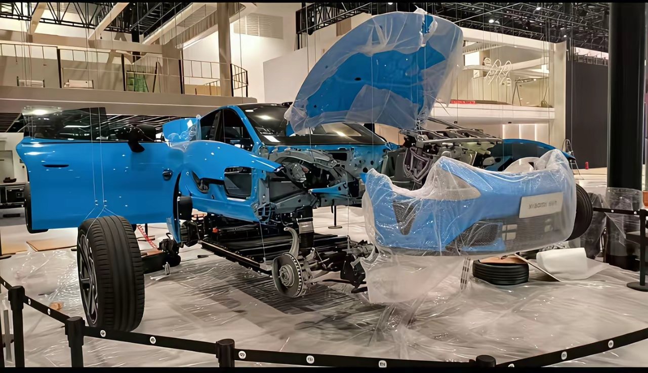 小米直接把新SU7拆解下来放在了北京车展现场，要是放个美女车模在这里，肯定很多人