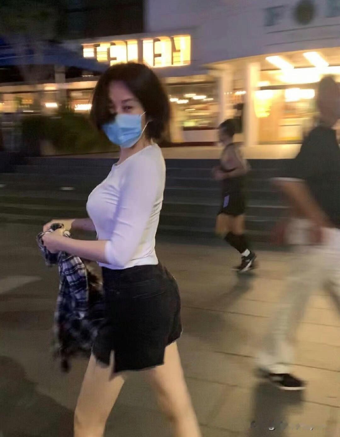 哇塞，刷到许晴这组街拍真的被惊艳到了，这状态也太绝了吧！简单白T配黑短裤，外搭