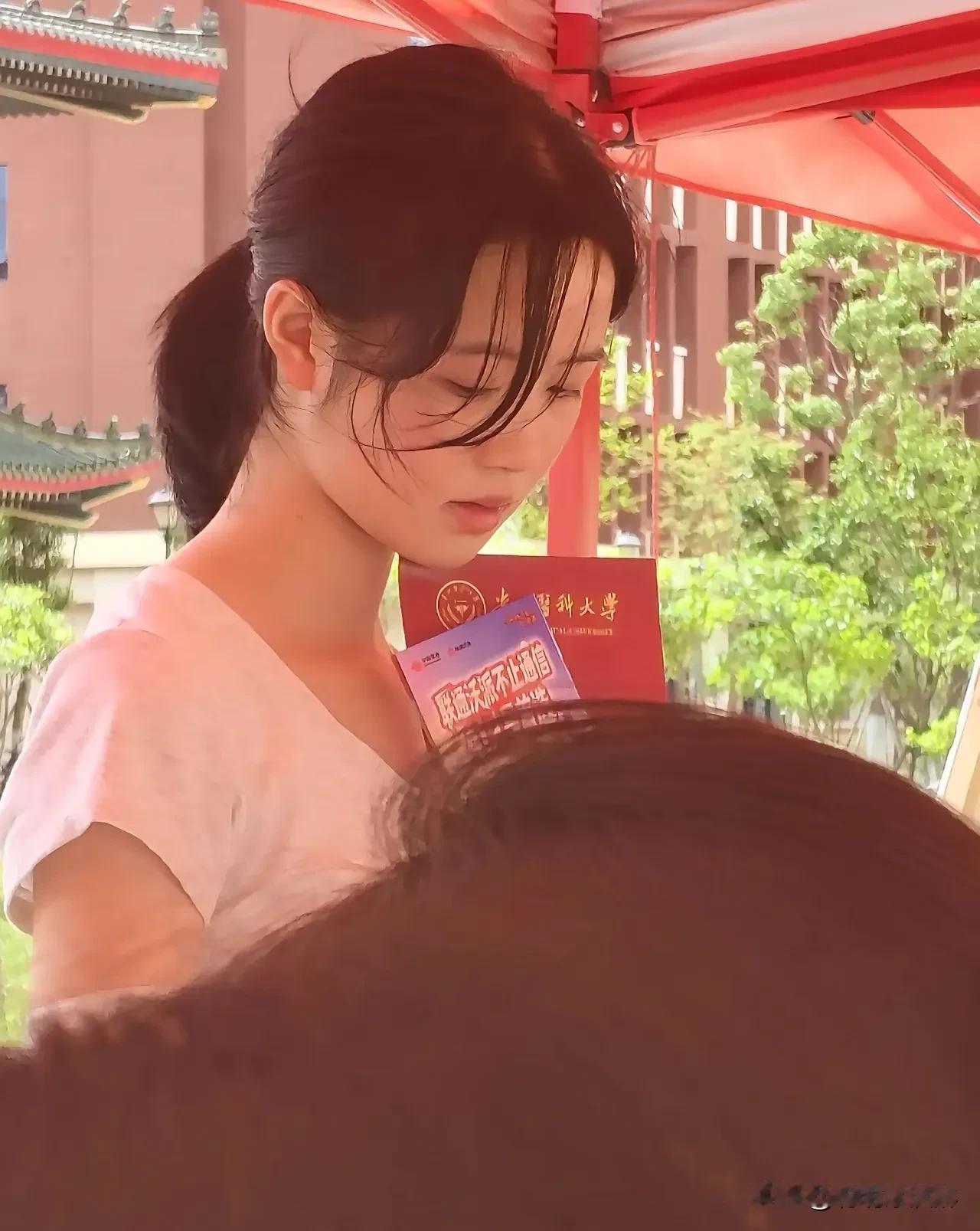 早八的困倦，被阳光揉碎在课本里走廊的笑声，是青春最甜的BGM马尾晃啊