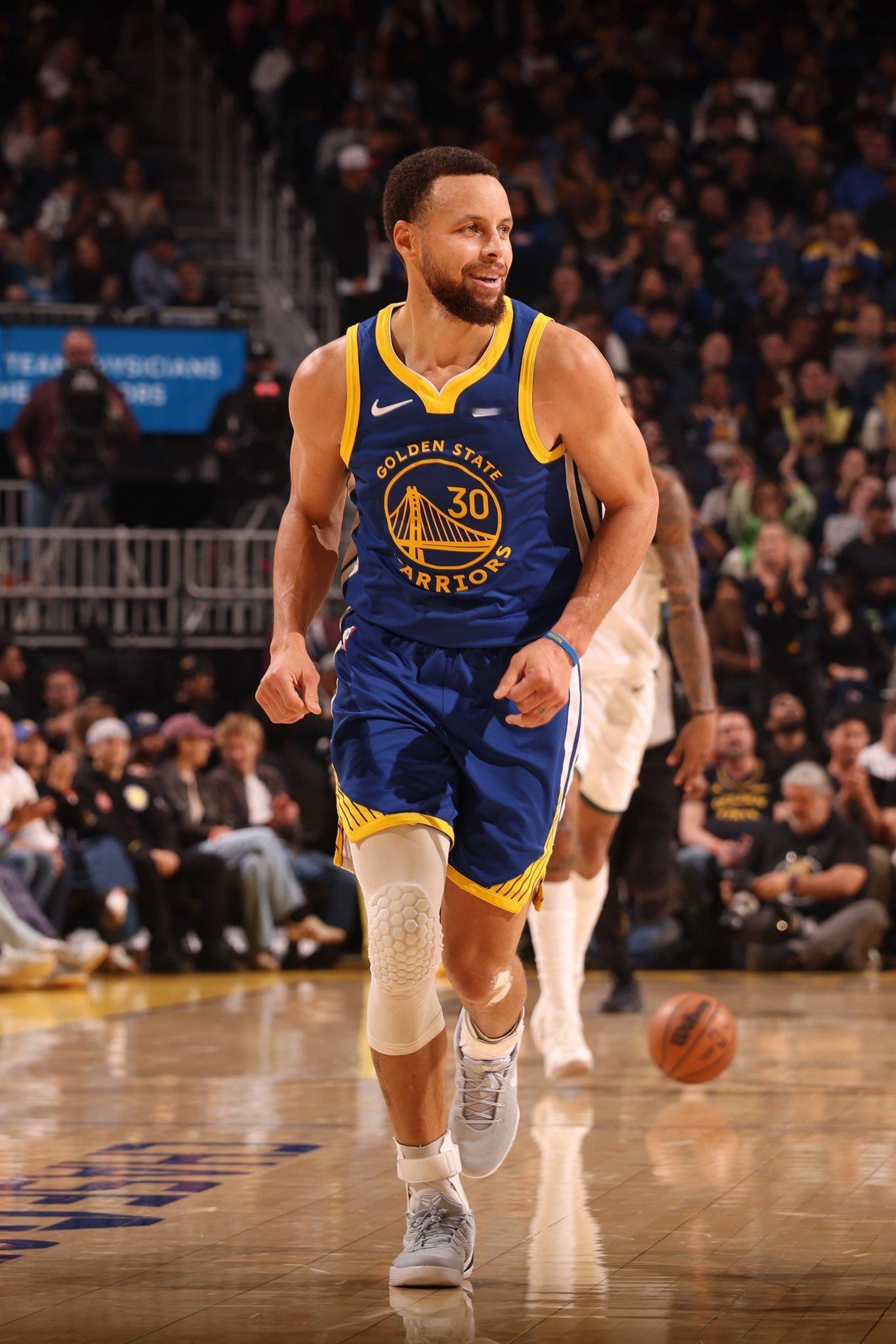 没有巴特勒的第一战，勇士惨败猛龙……——库里全场只出战24分钟——16投6中，三