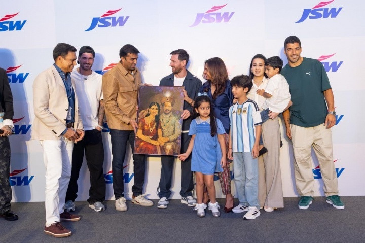 像吗？梅西在孟买参加活动，获赠自己和安东内拉的印度风格画像