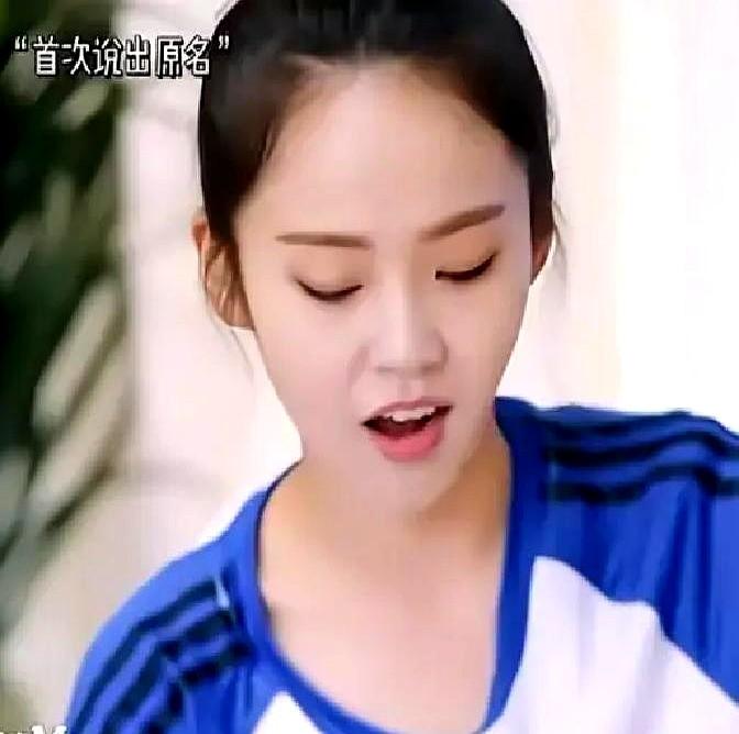 张佳宁淡淡一句“我没有爸爸的概念”，弹幕直接炸了。很多人不知道，她舅舅是张晓