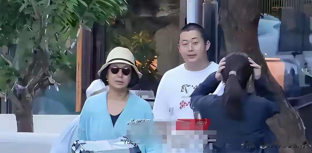 蒋雯丽与顾长卫之子顾和和真是太低调了！网友在英国偶遇蒋雯丽带着自己的母亲和儿