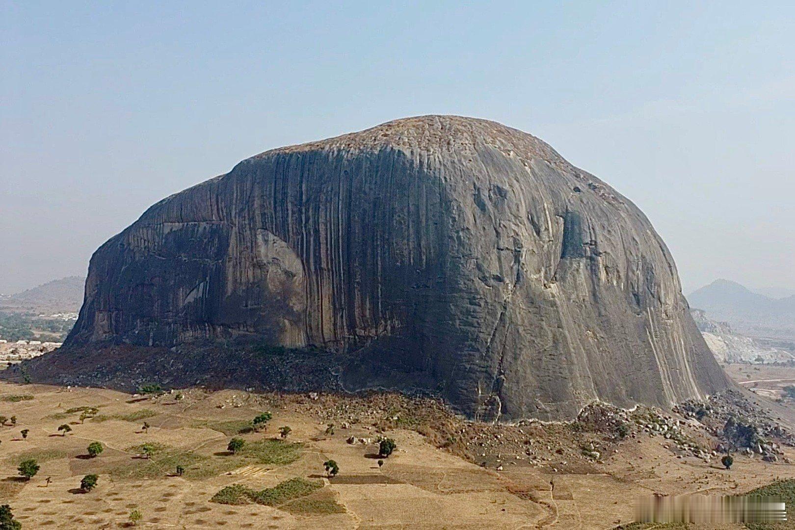 祖马岩是位于尼日利亚首都阿布贾的一座巨大独立岩石，被誉为“阿布贾的门户”，是非洲