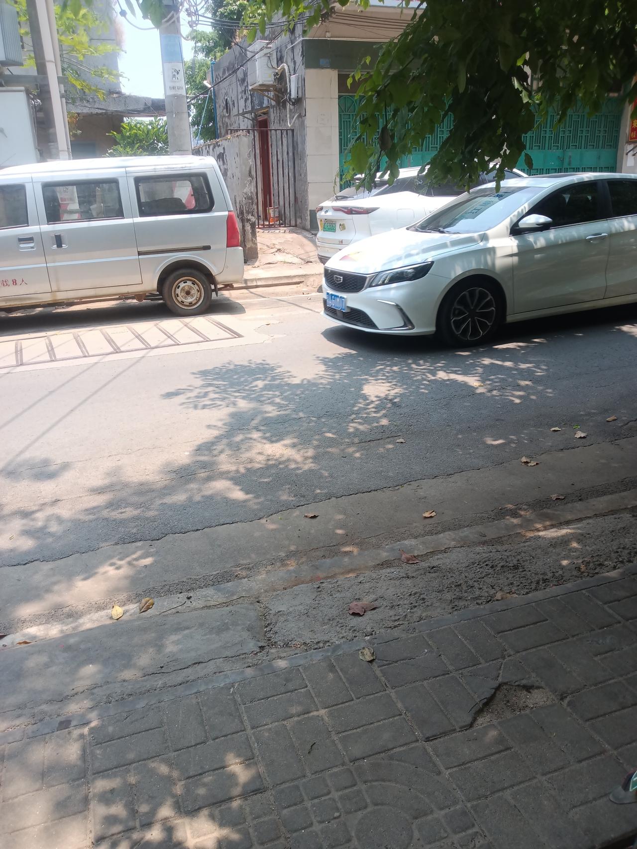 今年高温干旱，又到割胶季节了，胶水更加稀少，海南胶农每年都疑问，不明白，为什么国