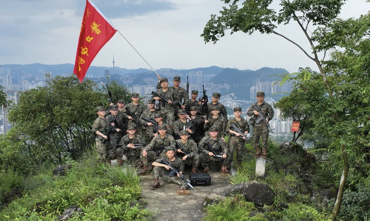 贵州省军区警卫中队。图片太糊，看不清QBZ191是不是真铁，虽然里面还有枪刺，但