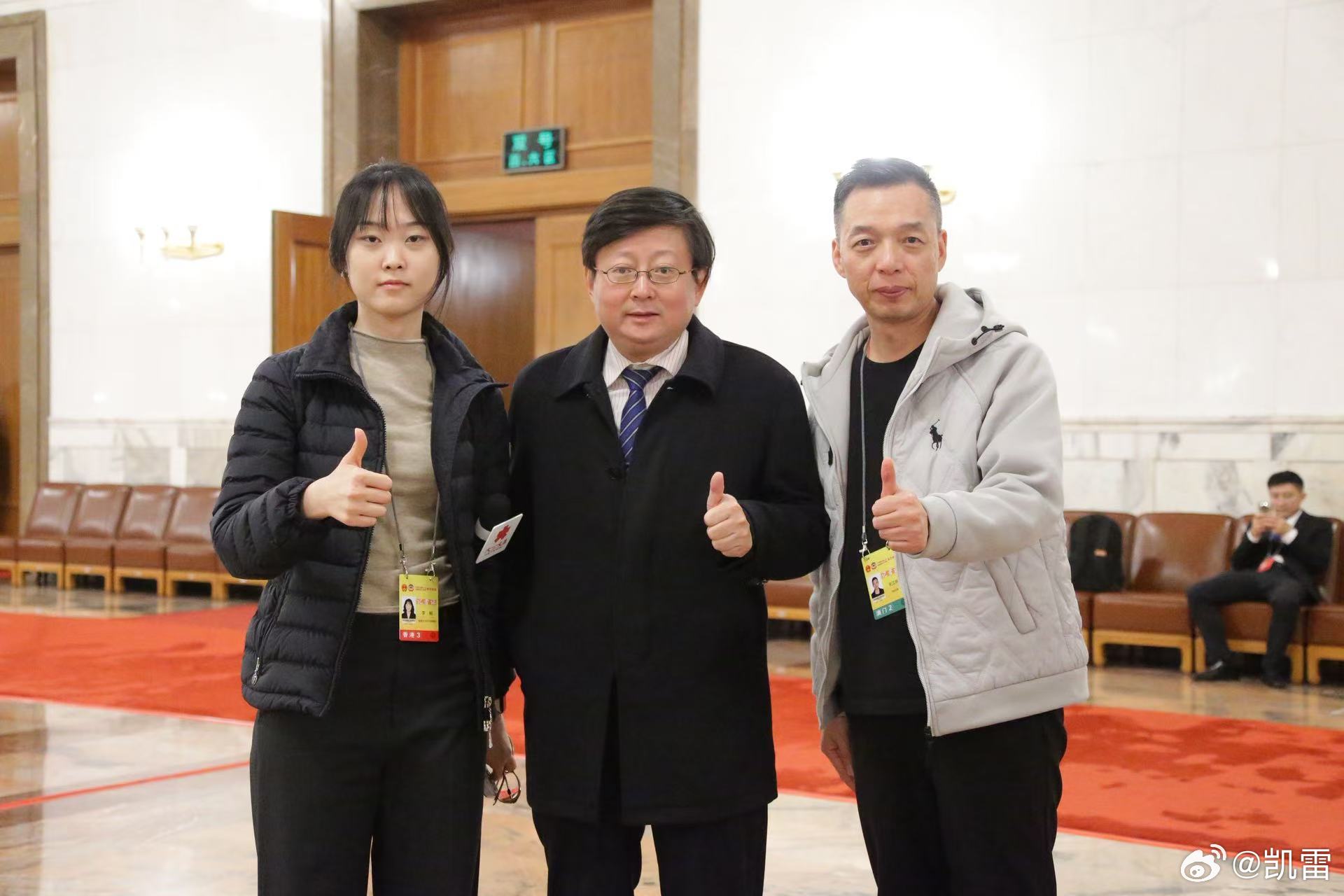 谢谢澳门日报记者隔六年，拍了两张六年，我胖了三圈，重了35。3斤。