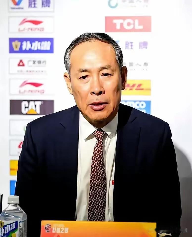 许利民吃不到葡萄说葡萄酸！许利民新闻发布会被媒体问到外援问题:许利民说，北京