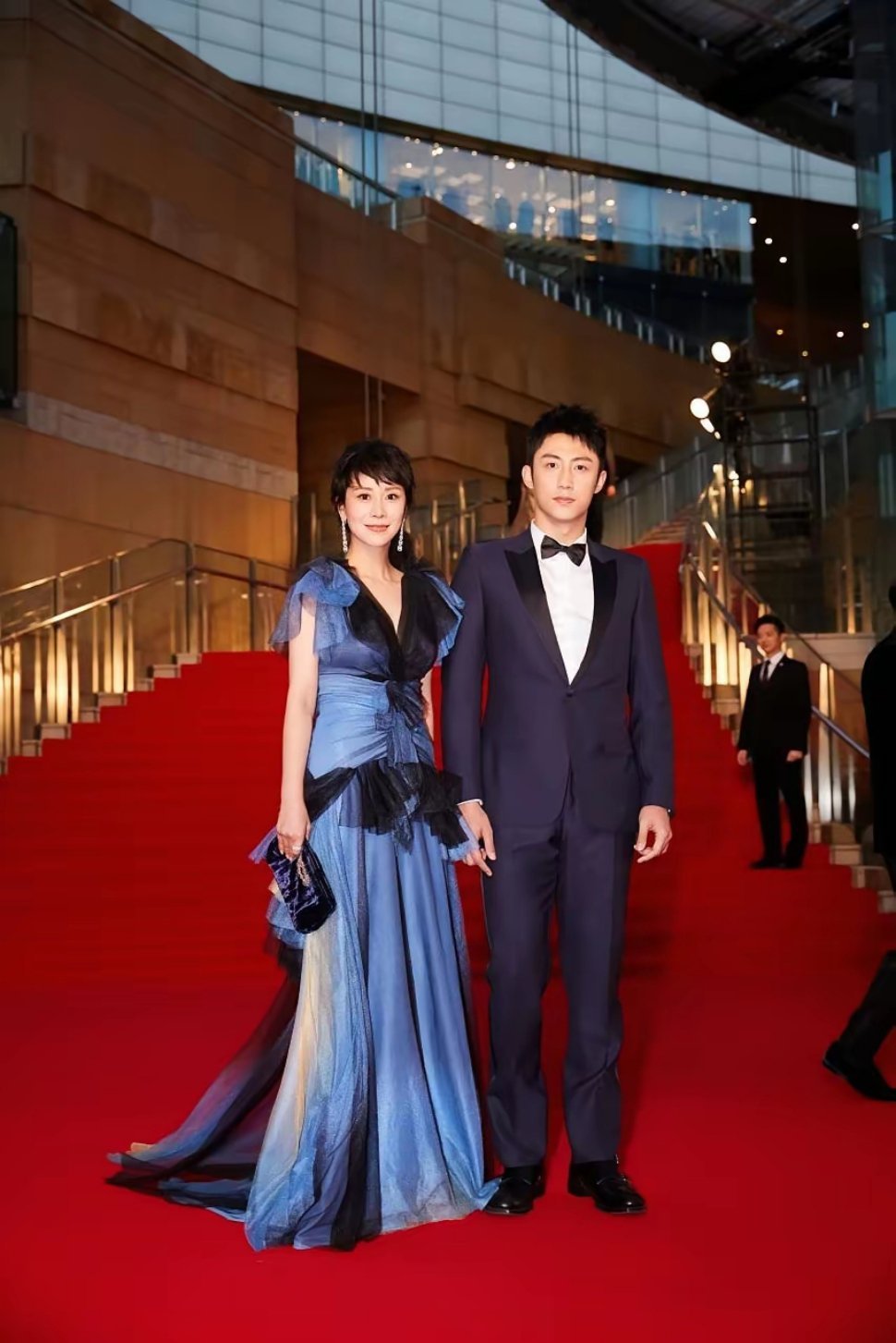 万万没想到，身高167cm的海清只比身高187cm的黄景瑜矮了一点点！两人虽然