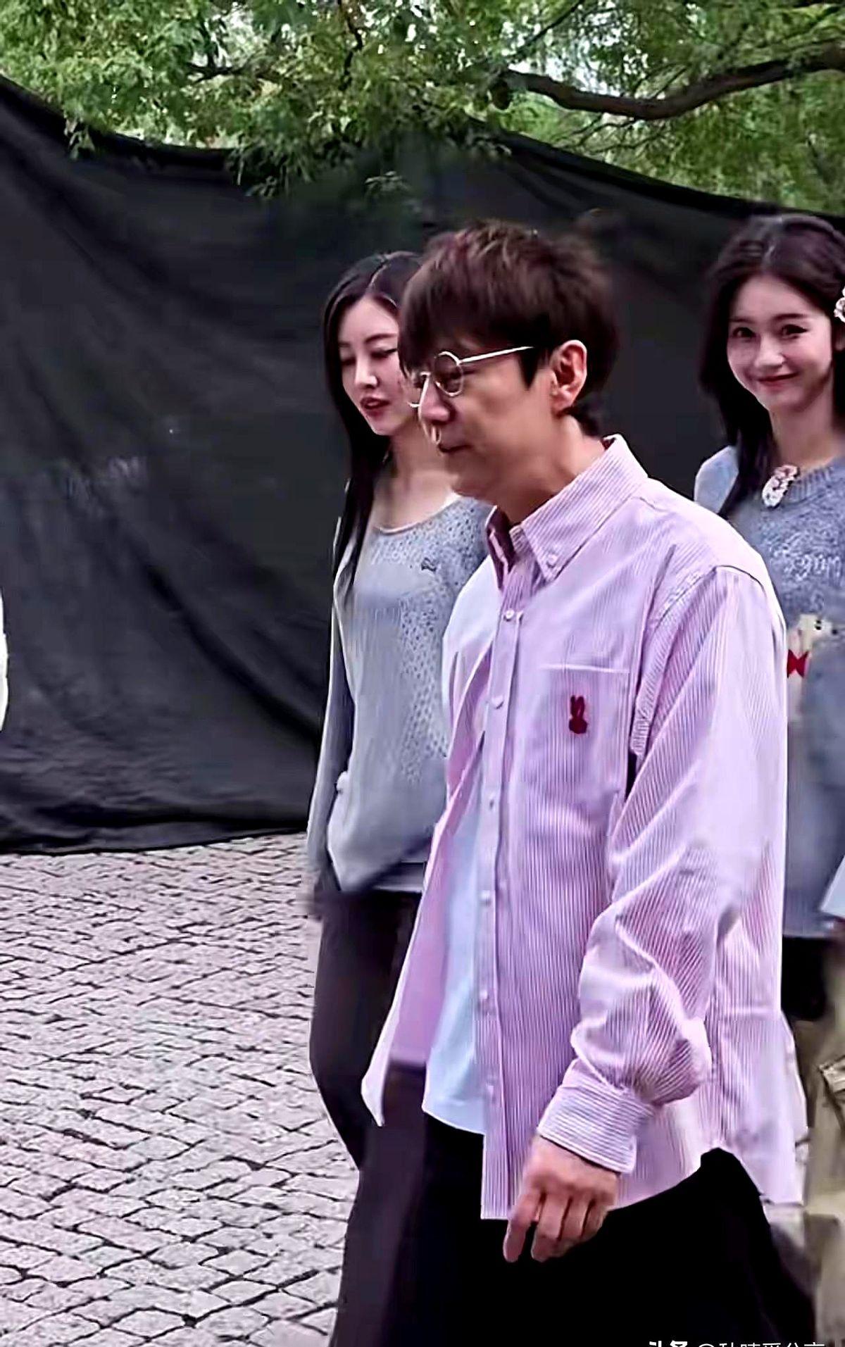 著名主持人何炅也老了！真是不露面不知道，一露面吓一跳啊。51岁的他最近状态看着有