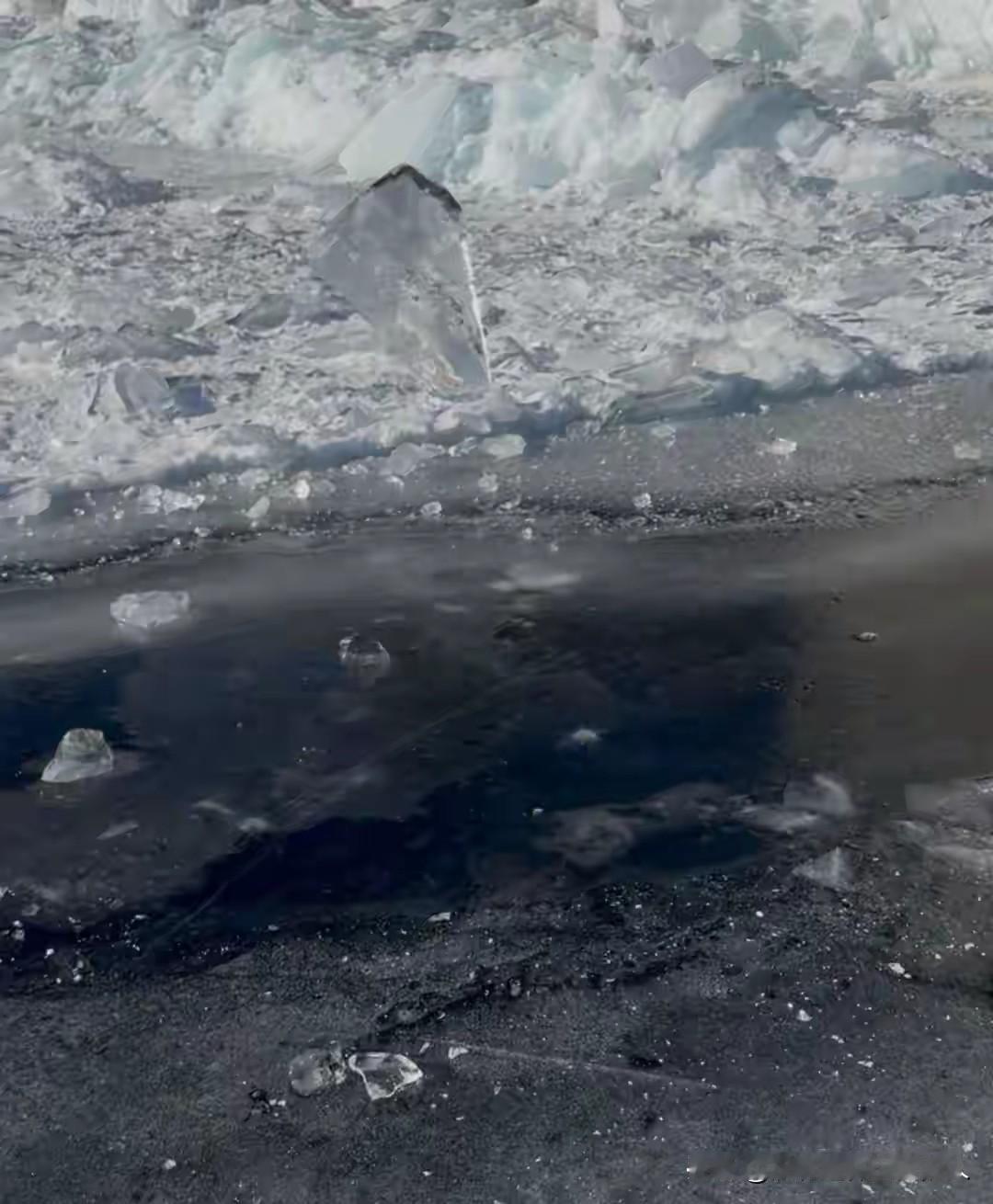 贝加尔湖的坠湖事件里，遇难者的遗体已经被发现，水深约18米，裂缝宽度有3米。