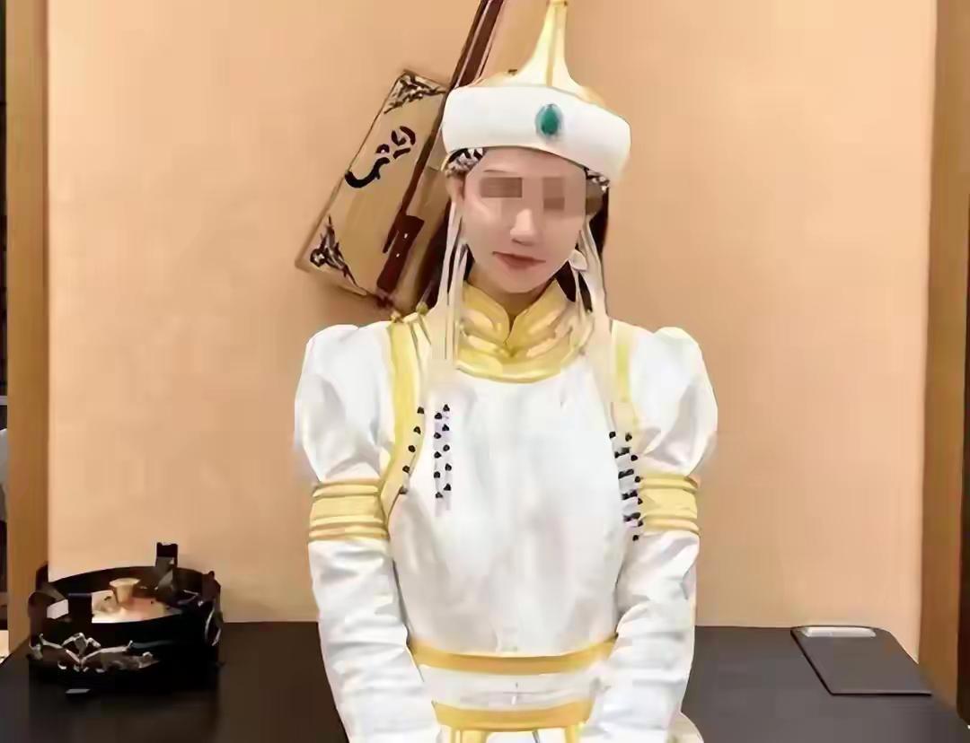 牧民拦下我的车时，夕阳正照在他脸上的皱纹里。“小伙子，看见金色蒙古包就绕道走