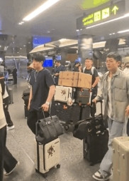 国乒已经平安抵达多哈，乘坐大巴车到酒店。北京出发九个小时的飞行，已经到达多哈。