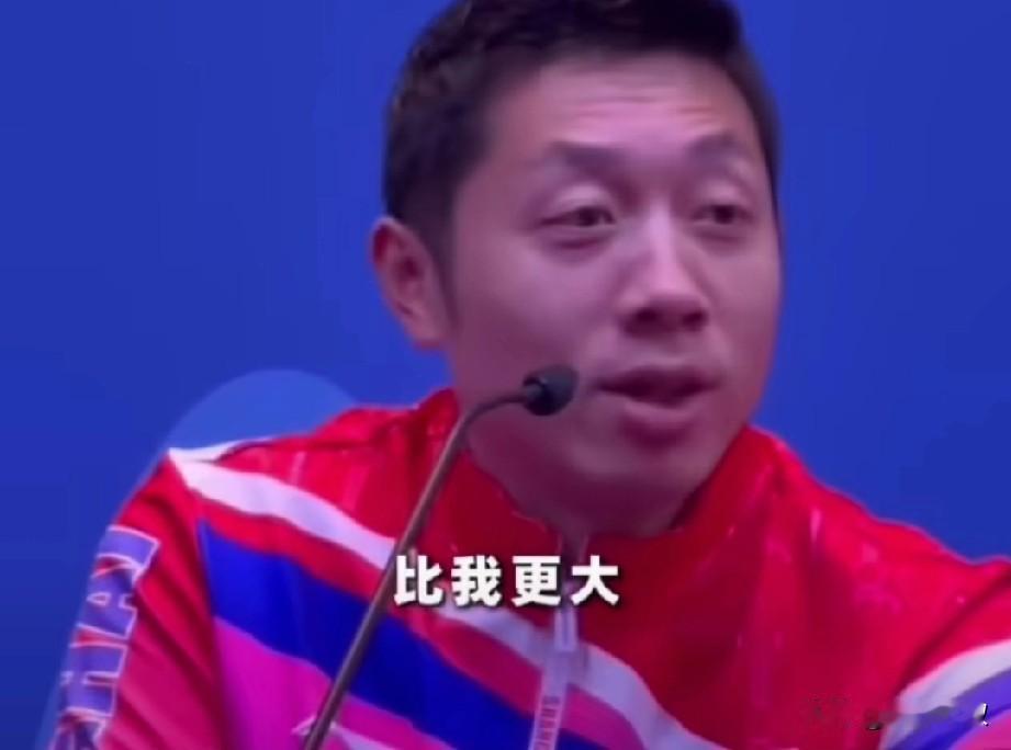 许昕昨晚太想给樊振东凑一分，拼尽全力，却输给岁月！输球后采访，用幽默展现了