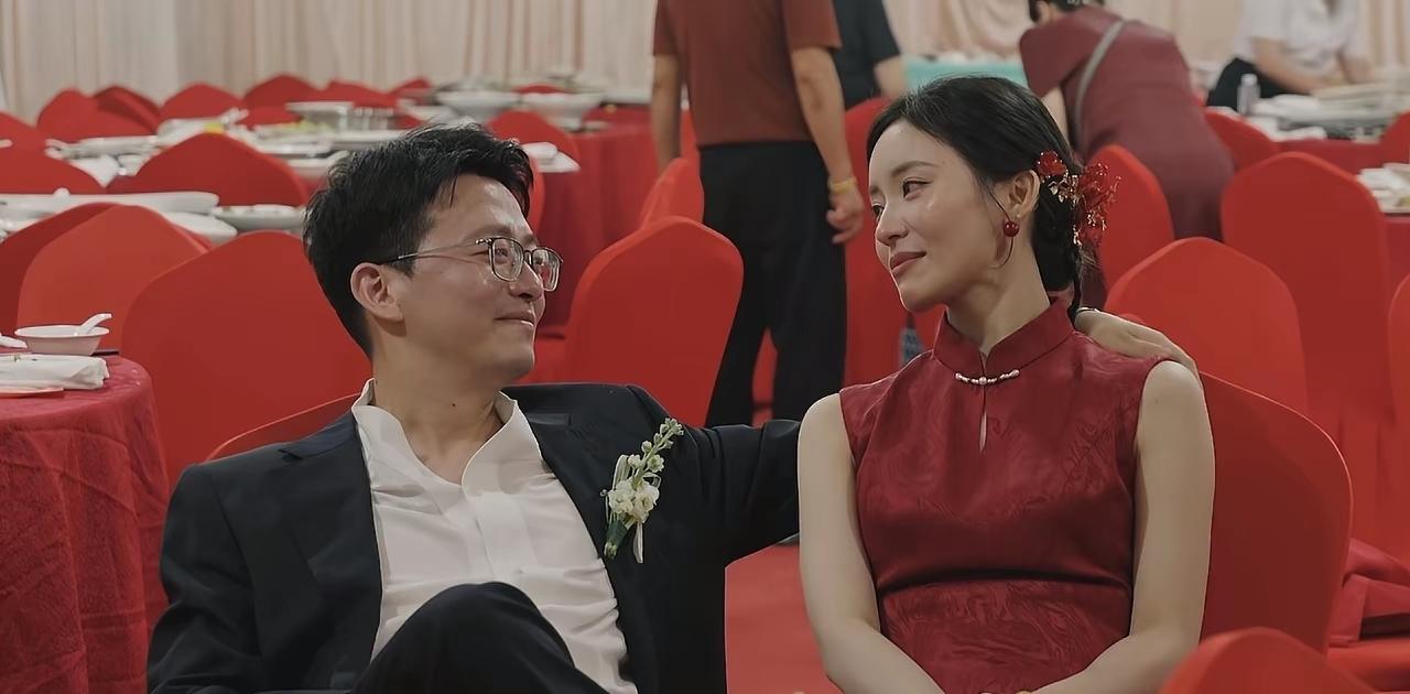刷到央视拍的那对新人婚礼前对视2分钟的片段，我盯着屏幕鼻子直接酸了。不是什么偶