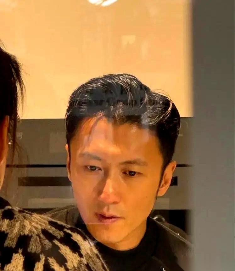 刷到谢霆锋的近照，我第一反应是，这人犯规了。45岁的脸，下颌线锋利得能切水果，